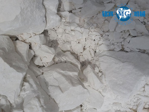 膩?zhàn)臃酆褪喾鄣膮^(qū)別，分辨膩?zhàn)臃酆褪喾鄣姆椒? /> 
</p>
　　<strong>膩?zhàn)臃酆褪喾鄣膮^(qū)別</strong><br />
　　1、顏色：首先石膏粉的顏色一般是灰白色，然后光澤度不高，有點(diǎn)暗。相反，膩?zhàn)臃鄣念伾旧鲜茄┌椎模液苡泄鉂伞?br />
　　2、手感：從手感上來區(qū)分，石膏粉一般比較粗糙，而且有顆粒感。相反，膩?zhàn)臃蹠?huì)比較細(xì)，有滑溜的感覺。<br />
　　3、取樣水：石膏粉和膠水或漿糊這些很稠的液體可以攪拌。石膏粉與水混合后很快就會(huì)變硬。膩?zhàn)臃酆唵蔚枚啵恍杓铀當(dāng)嚢瑁粫?huì)硬化。<br />
<p>
	　　4、取樣墻面：干墻面，如果是使用石膏粉的墻面，一般會(huì)有點(diǎn)發(fā)黃，不利于膩?zhàn)印Ｊ褂媚佔(zhàn)臃鄣膲γ鏁?huì)更白，而且容易膩?zhàn)印?
</p>
<p style=