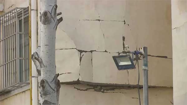 一場大風(fēng)過后，銀川一小區(qū)外墻保溫層大面積脫落！