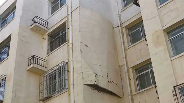 一場大風(fēng)過后，銀川一小區(qū)外墻保溫層大面積脫落！