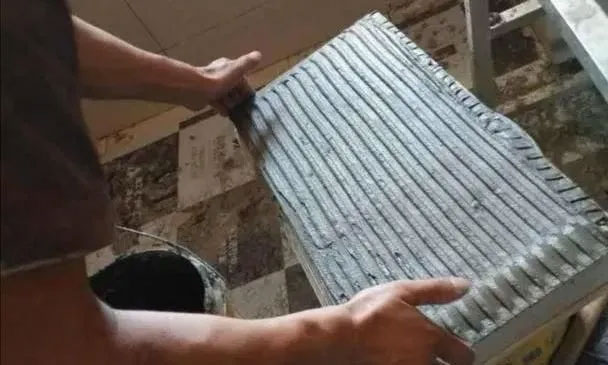 40年經驗的瓦工師傅，為你講解瓷磚膠里為什么不要加膩子粉？