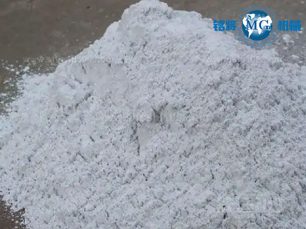 膩?zhàn)臃鄣姆N類(lèi)有哪些，膩?zhàn)臃鄣呐浞? /> 
</p>
　　<strong>膩?zhàn)臃鄣姆N類(lèi)有哪些</strong><br />
　　1、按照國(guó)家標(biāo)準(zhǔn)分<br />
　　一般型膩?zhàn)臃郏╕型）：其可用于多種場(chǎng)所，但是這種場(chǎng)所是要求不耐水的，一般可有數(shù)雙飛粉、纖維素以及淀粉膠組成。<br />
　　耐水性膩?zhàn)臃郏∟型）：用于有要求耐水的場(chǎng)所，其必須具有一定的耐水性，吸潮性等要求，其一般有雙飛粉、水泥、灰鈣粉、有機(jī)膠粉、以及保水劑組成。<br />
　　2、按照使用屬性分<br />
　　內(nèi)墻膩?zhàn)樱簝?nèi)墻膩?zhàn)拥男阅芤蠓浅５母撸浔仨氝_(dá)到健康環(huán)保的性能才能使用，一般不可用于外墻。<br />
　　外墻膩?zhàn)樱和鈮δ佔(zhàn)訉?duì)性能方面要求較高，其需要一定的防水、抗風(fēng)、防曬性能，對(duì)于環(huán)保度方面可適當(dāng)?shù)慕档汀?br />
　　3、按照性能分<br />
　　彈性膩?zhàn)樱菏且环N用于填縫的膩?zhàn)樱錉顟B(tài)與厚糨糊類(lèi)似。因具有一定的伸縮率，因此成為“彈性膩?zhàn)印薄?br />
　　防水膩?zhàn)樱菏且环N以丁基橡膠為主料,加夕、大量增粘劑和填充劑,按一定工藝制成的密封膩?zhàn)印?br />
　　耐水膩?zhàn)樱菏翘刂改苓_(dá)到《建筑室內(nèi)用膩?zhàn)印?JG/T3049-1998)標(biāo)準(zhǔn)中N型，也即耐水型膩?zhàn)訕?biāo)準(zhǔn)的一類(lèi)膩?zhàn)印?br />
　　柔性膩?zhàn)樱簝?yōu)質(zhì)水泥、填料、合成聚合物和精選添加劑等配制而成，按膩?zhàn)拥娜嵝院头浪阅艿牟煌譃槠胀ㄐ屯鈮δ佔(zhàn)印⑷嵝钥沽涯佔(zhàn)印⑷嵝孕屯鈮δ佔(zhàn)雍头浪屯鈮δ佔(zhàn)印?br />
　　4、按形式分<br />
　　非成品膩?zhàn)樱浩渲傅氖菦](méi)有說(shuō)生產(chǎn)標(biāo)準(zhǔn)、沒(méi)有包裝以及沒(méi)有質(zhì)量保證體系的膩?zhàn)赢a(chǎn)品，一般是在施工現(xiàn)場(chǎng)有工人進(jìn)行配料的混合進(jìn)行制成的膩?zhàn)印Ｍ瑫r(shí)還有另外一種膩?zhàn)樱湓诨旌戏哿戏矫鎿碛幸欢ǖ臉?biāo)準(zhǔn)，但是還是需要在現(xiàn)場(chǎng)進(jìn)行調(diào)配，也可以便列為非成品膩?zhàn)印?br />
　　成品膩?zhàn)樱撼善纺佔(zhàn)又傅氖菗碛泻侠淼幕旌嫌昧稀⑦M(jìn)行機(jī)械化的生產(chǎn)，避免了傳統(tǒng)的人工混合進(jìn)行的差錯(cuò)。其具有綠色環(huán)保、無(wú)毒無(wú)味的特點(diǎn)，可兌水便可以使用，才做飯恩長(zhǎng)的方便，工藝簡(jiǎn)單，為裝修節(jié)省了一定的時(shí)間。<br />
　　<strong>膩?zhàn)臃鄣呐浞?/strong><br />
　　1.普通膩?zhàn)臃叟浞?br />
　　滑石粉200目：1000kg、膨潤(rùn)土10kg、纖維素25kg、淀粉膠10kg<br />
　　2.防霉膩?zhàn)臃叟浞?br />
　　滑石粉200目：1000kg、膨潤(rùn)土10kg、纖維素25kg、淀粉膠10kg、防霉殺菌劑0.5kg<br />
　　3.耐水膩?zhàn)臃叟浞?br />
　　灰鈣500kg、重鈣500kg、纖維素3.5kg<br />
　　4.石膏及膩?zhàn)臃叟浞?br />
　　石膏400kg、重鈣600kg、纖維素2kg、緩凝劑4kg<br />
　　5.石膏及含沙膩?zhàn)臃叟浞?br />
　　石膏400kg、硅砂600kg、纖維素2kg、緩凝劑1.5kg<br />
<p>
	　　看了以上內(nèi)容之后，相信大家對(duì)于膩?zhàn)臃鄣姆N類(lèi)和配方已經(jīng)有所了解，如果想要生成膩?zhàn)臃鄣脑?huà)，就需要購(gòu)買(mǎi)成套的膩?zhàn)臃墼O(shè)備了。
</p>
<p style=