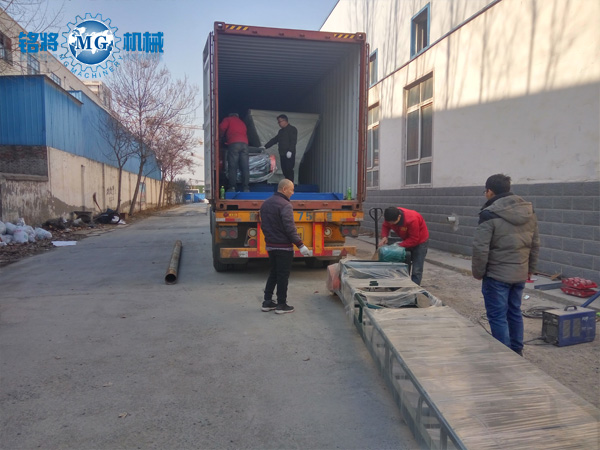 索馬里半自動干粉砂漿設備發貨現場