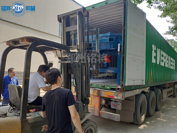 肯尼亞兩套干粉砂漿簡易線和振動篩發貨