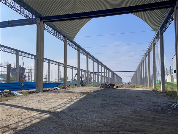 泰州泰興堆料棚拱形屋頂工程案例解析機(jī)械鎖邊彩鋼板安裝